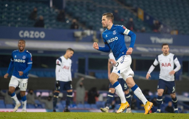 在与竞争的 在与竞争的